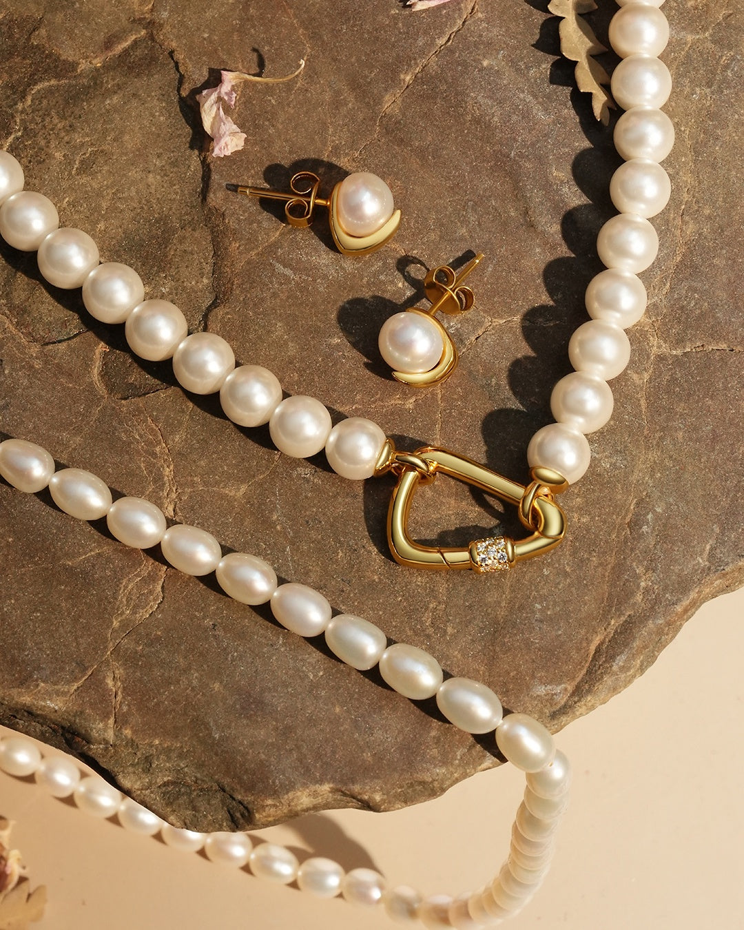 Reimaginer - Pearl Claw Stud Earrings