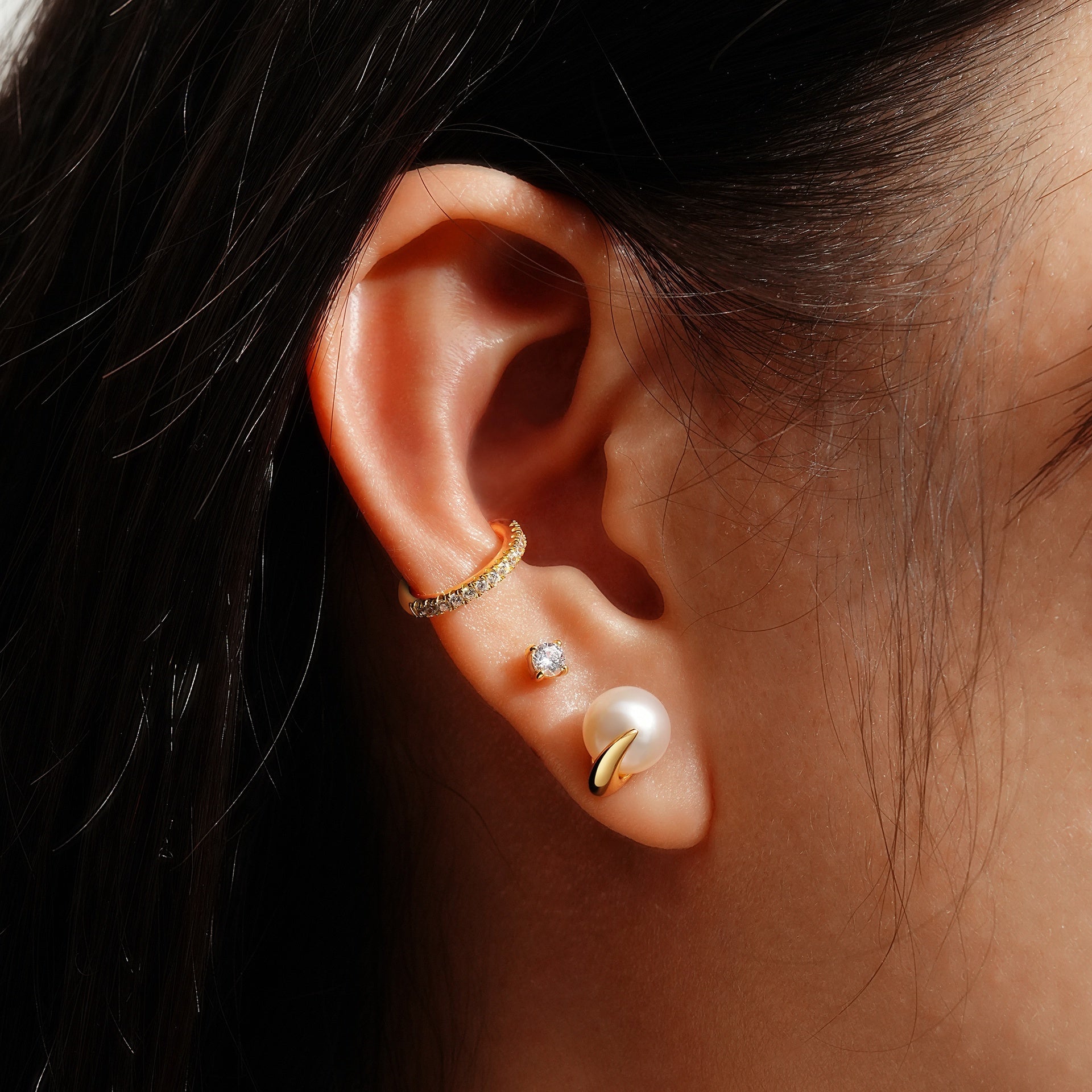 Reimaginer - Pearl Claw Stud Earrings